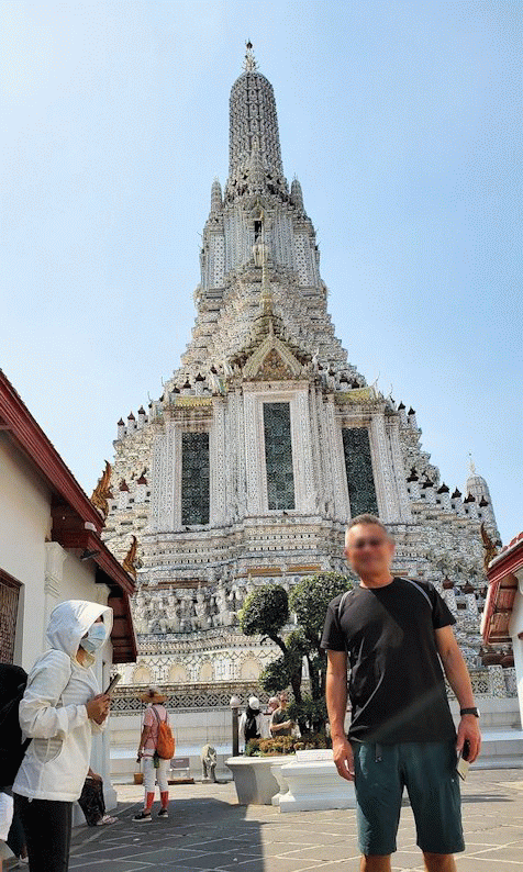 バンコク市内にあるワット・アルン寺院に入って記念撮影