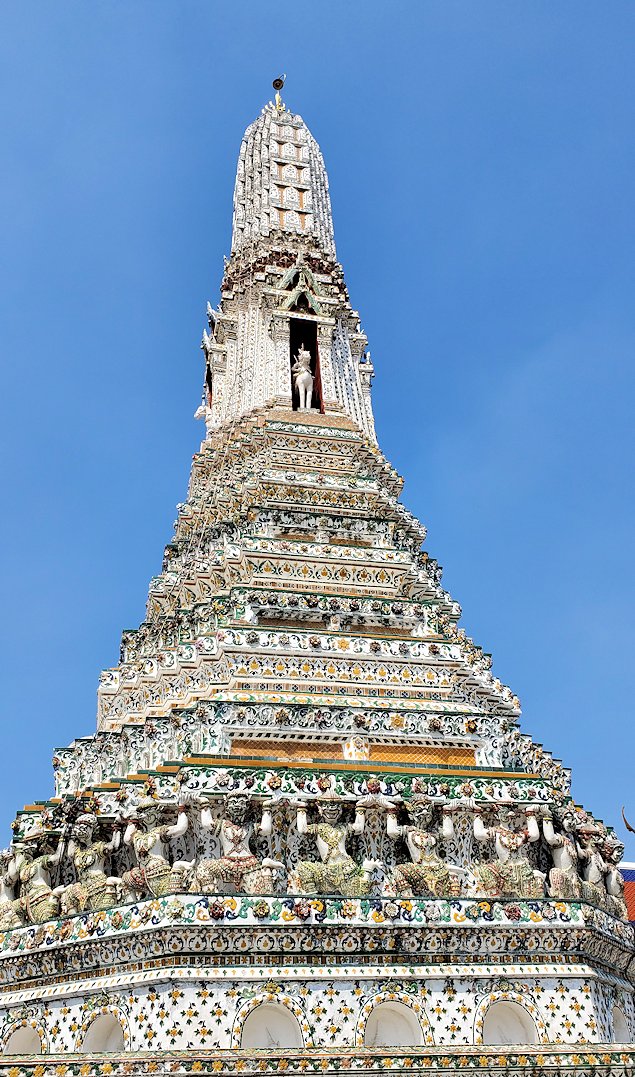 バンコク市内にあるワット・アルン寺院にあった塔-4