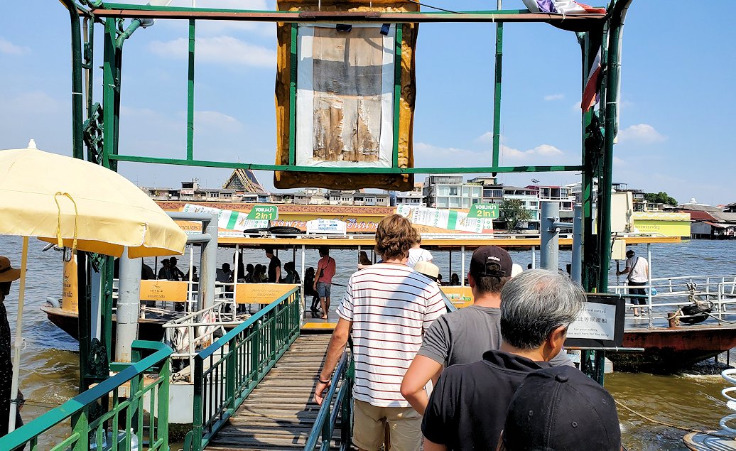 バンコク市内にあるワット・アルン寺院から対岸へと渡る渡船の乗り場です