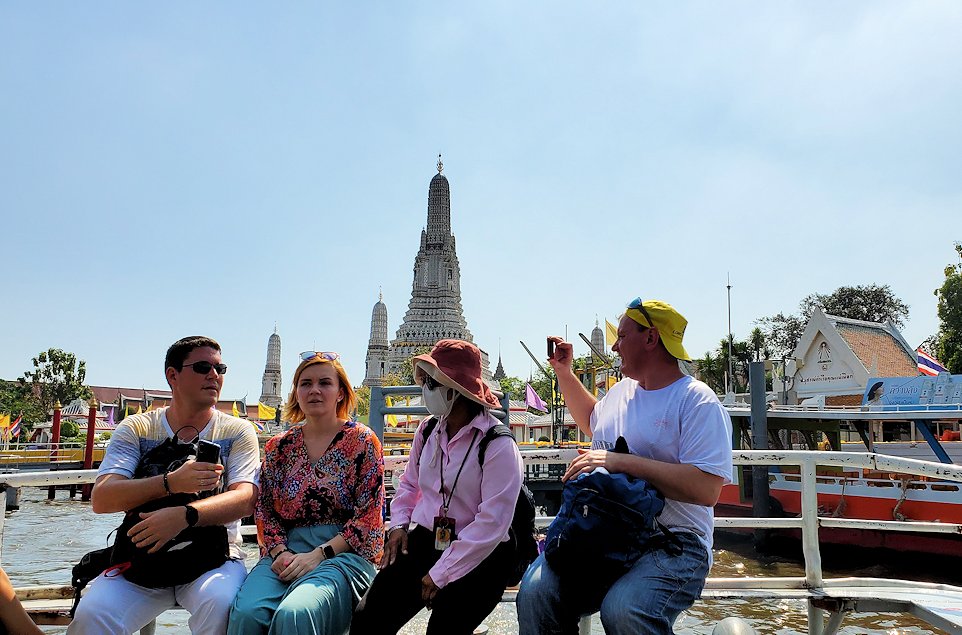 バンコク市内にあるワット・アルン寺院から対岸へと渡る渡船に乗る