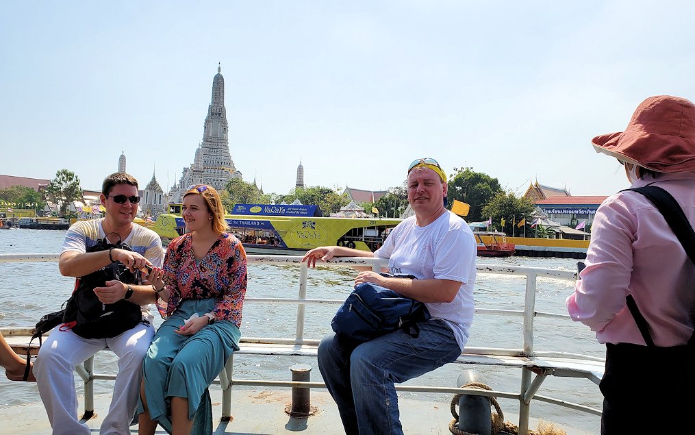 バンコク市内にあるワット・アルン寺院から対岸へと渡る渡船に乗る-2