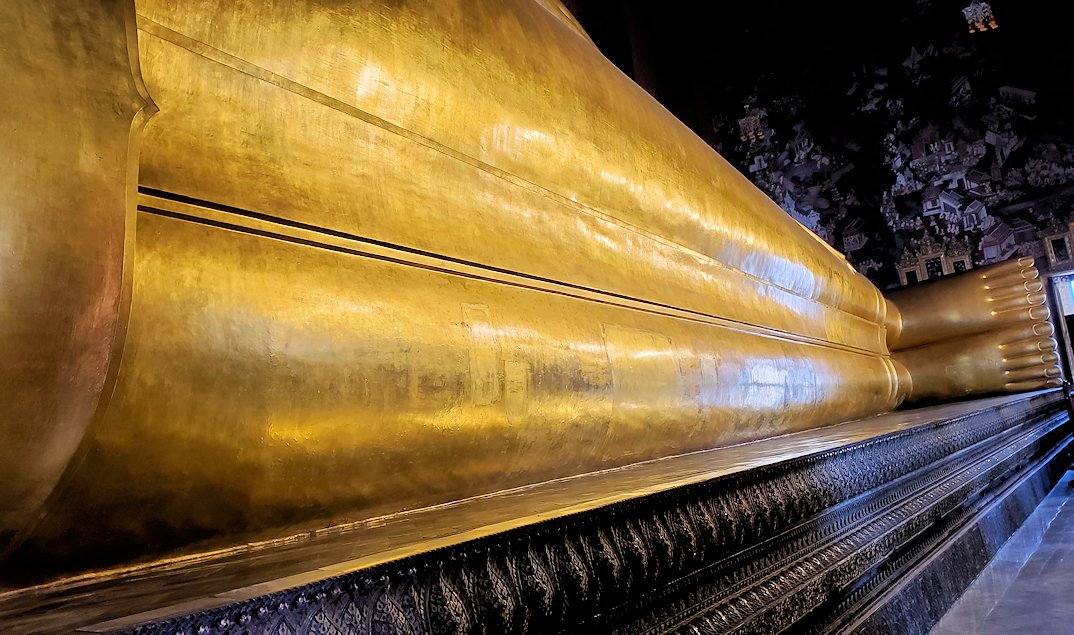 バンコク市内のワットポーで黄金の寝釈迦像の下半身