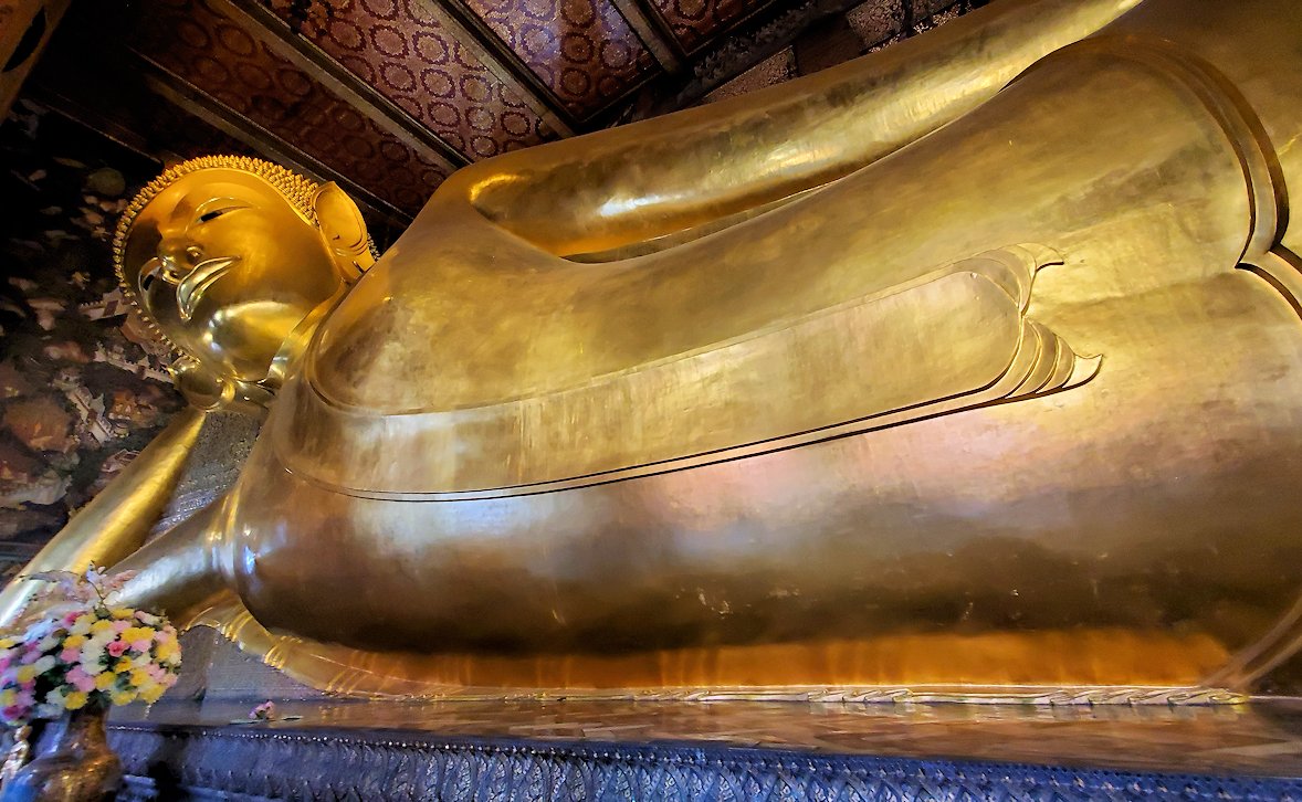 バンコク市内のワットポーで黄金の寝釈迦像の胴体