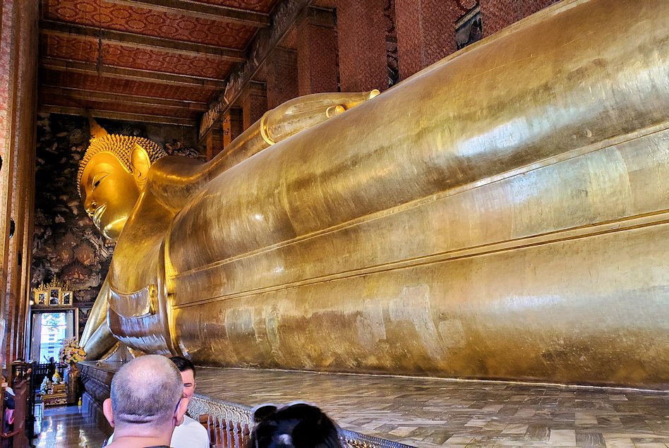 バンコク市内のワットポーで黄金の寝釈迦像をじっくり眺める
