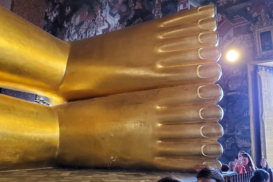 バンコク市内のワットポーで黄金の寝釈迦像の足元