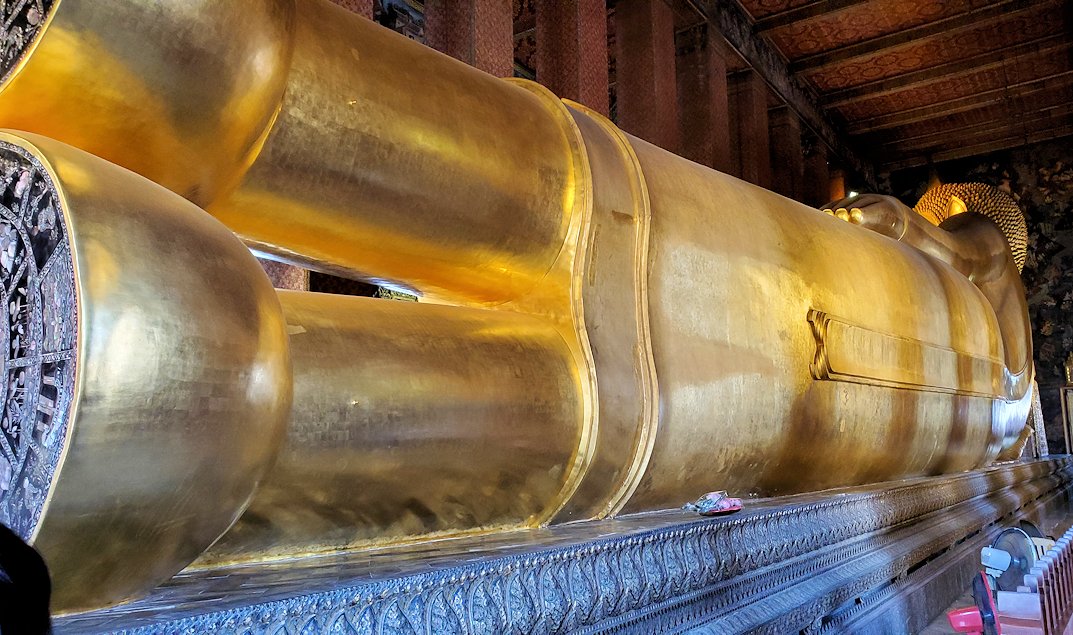 バンコク市内のワットポーで黄金の寝釈迦像の背中