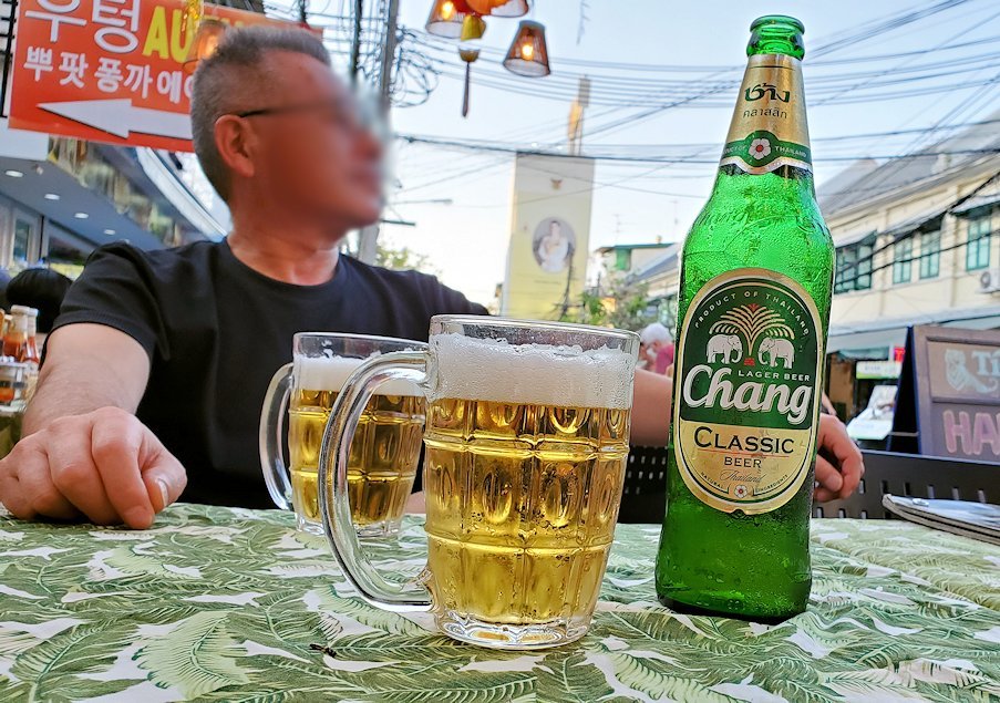バンコク市内のカオサン通りでくつろいでビールを味わう