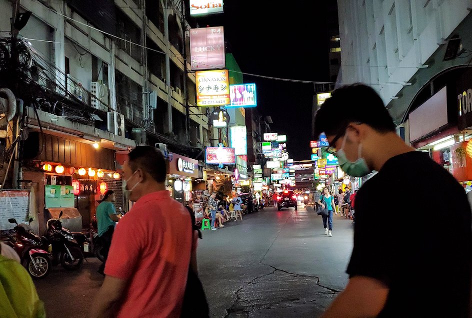 バンコク市内のタニヤ通を夜に歩く-2