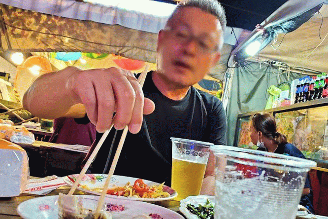 バンコク市内のラチャダー鉄道市場のレストランで夕食を食べます-3