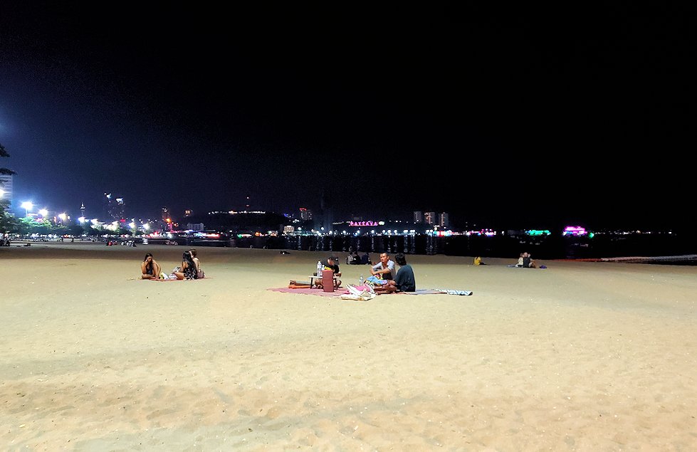 夕暮れ時のパタヤのビーチ沿いでゆっくりする-2