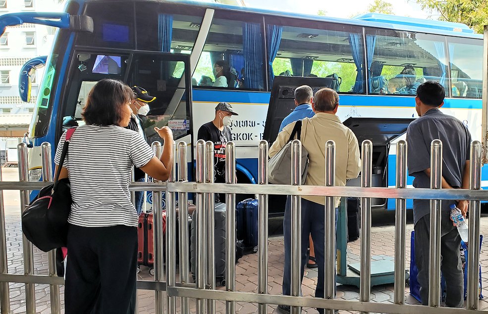 パタヤのバスターミナルに到着したバンコク行きのバスに乗り込む