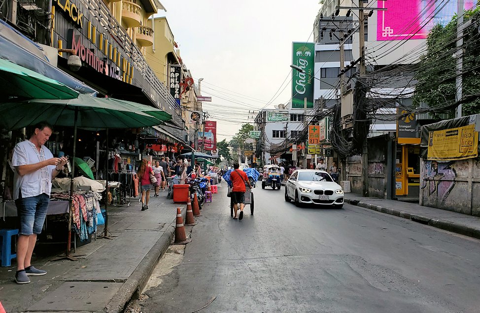 バンコク市内の道を歩く