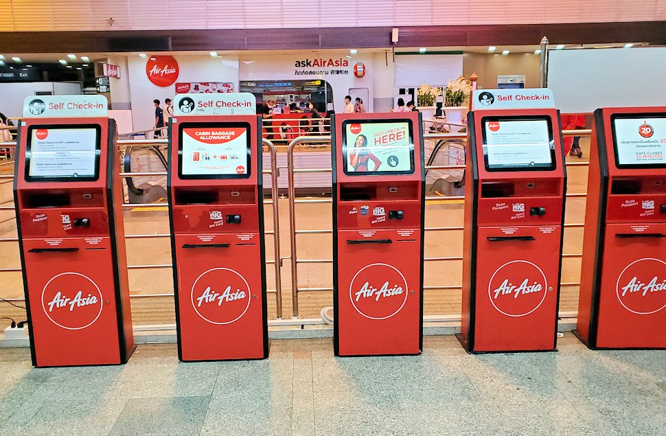 ドンムアン空港内のエアアジアのチェックインカウンター機械