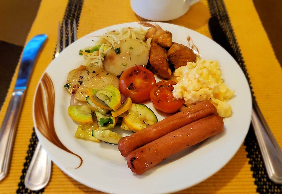 スリランカのネゴンボにある「ラマダ・カトゥナヤカ・ホテル」の朝食会場で食べる朝食