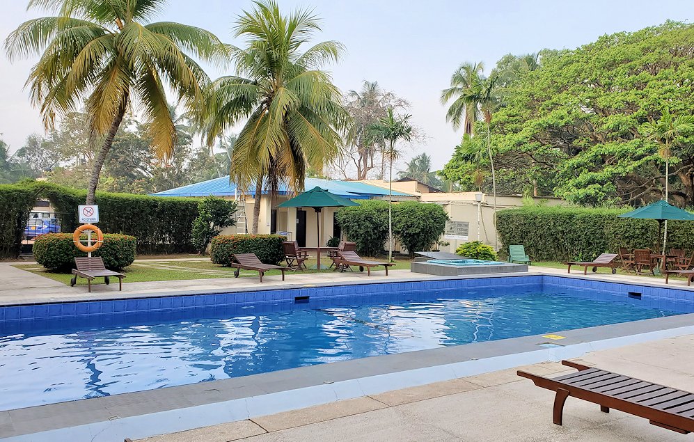 スリランカのネゴンボにある「ラマダ・カトゥナヤカ・ホテル」内のプール