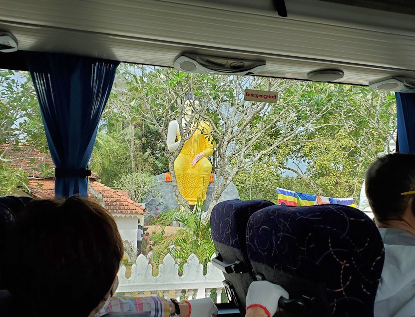 スリランカでアヌラーダプラへと向かうバス車内からの景色