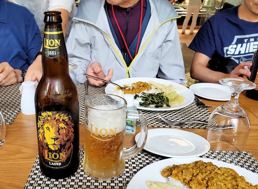 アヌラーダプラにある「ヘリテージ ホテル」のレストランでスリランカカレーを味わう人達