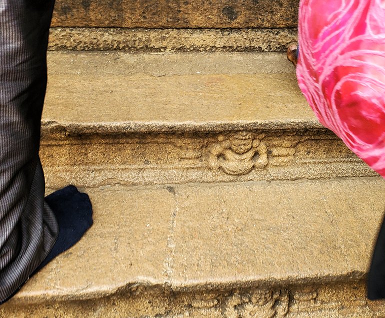 アヌラーダプラのイスルムニヤ精舎の建物へと登る階段の装飾