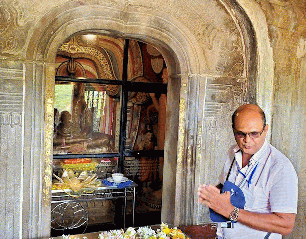 アヌラーダプラのイスルムニヤ精舎の本堂で、お祈りの仕方を教わる