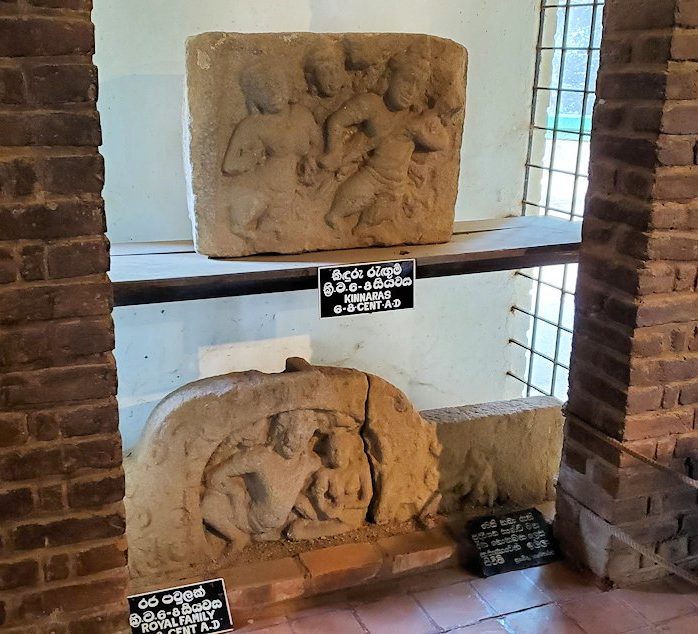 アヌラーダプラにあるイスルムニヤ精舎の博物館にある、石を彫って造られた石碑