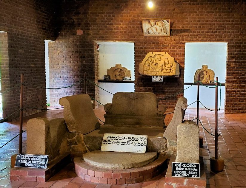アヌラーダプラにあるイスルムニヤ精舎の博物館の内観