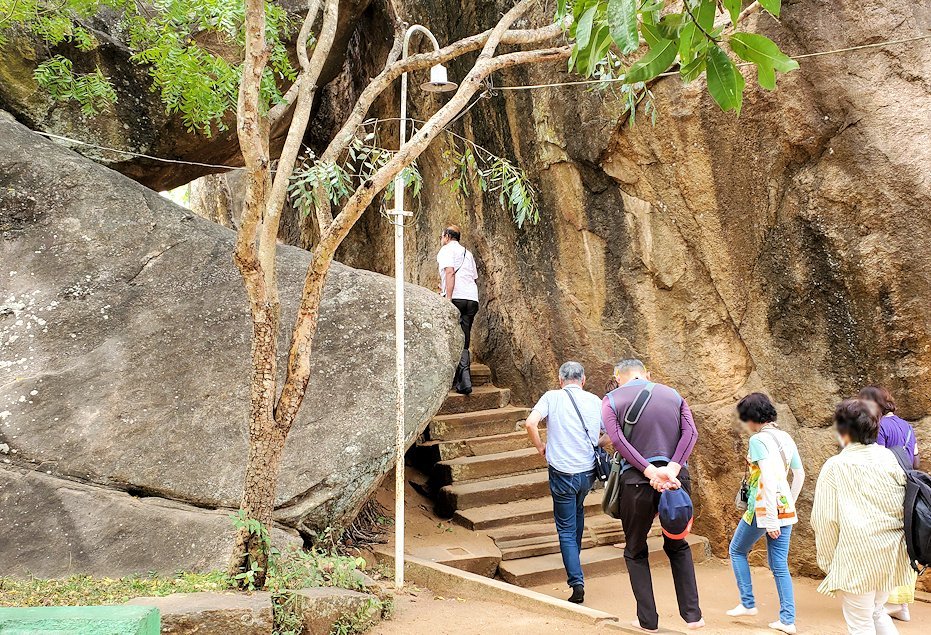 イスルムニヤ精舎敷地内にある、大きな岩に登る