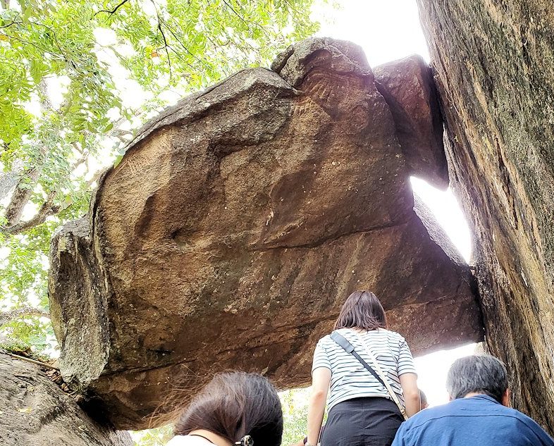 イスルムニヤ精舎敷地内にある、大きな岩に登る途中に見えた挟まった岩-2