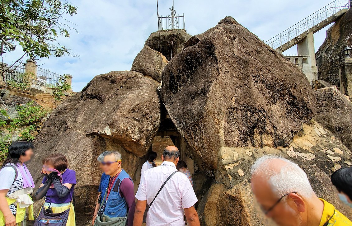 イスルムニヤ精舎敷地内にある、大きな岩の上にある梯子