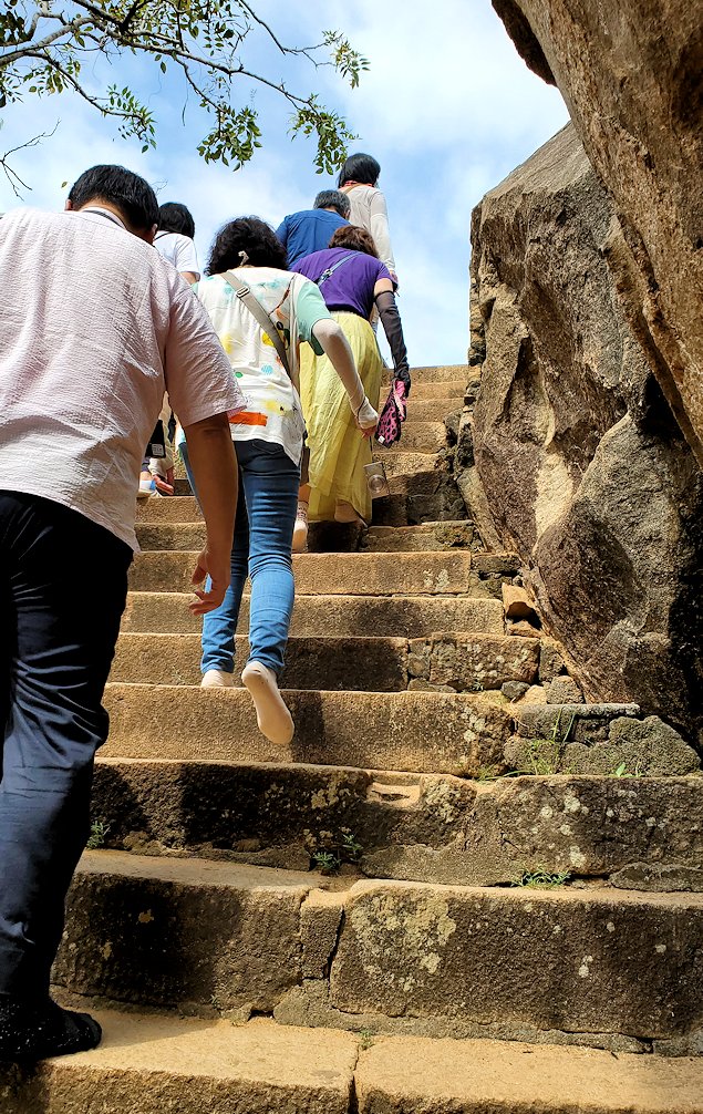 イスルムニヤ精舎敷地内にある、大きな岩に造られている階段を登る