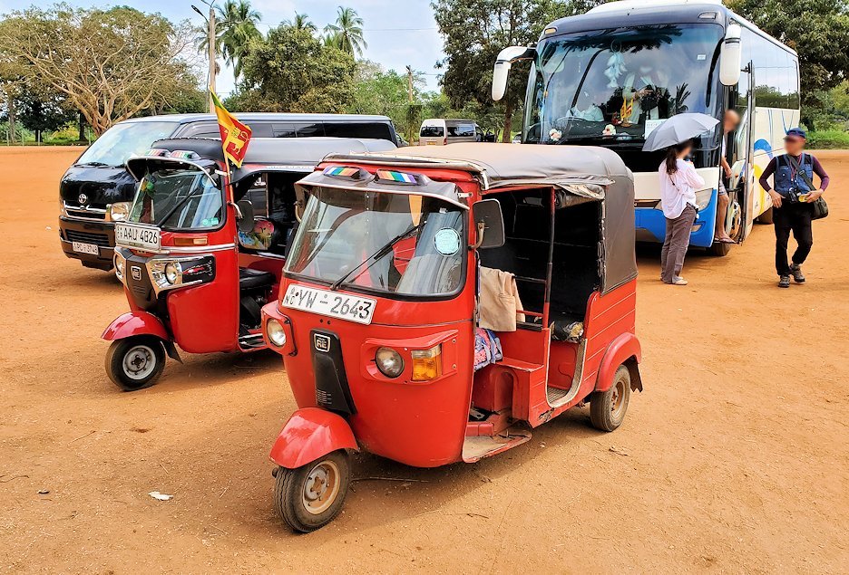 スリランカでよく見かけるスリーウィラーという三輪タクシー