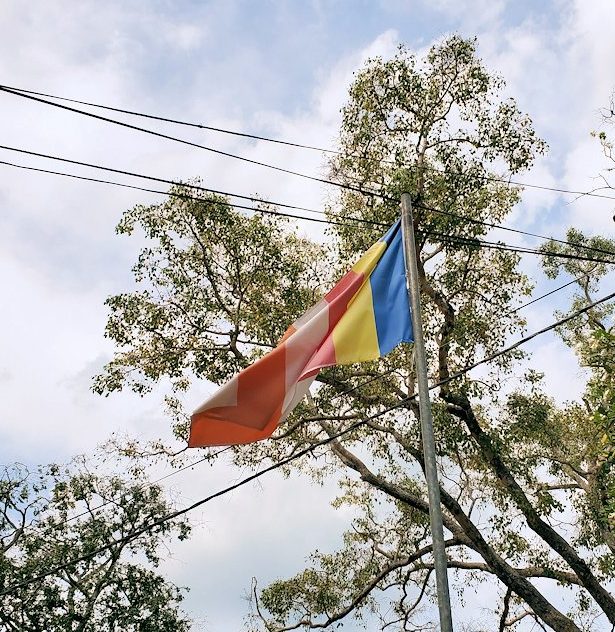 アヌラーダプラにあるスリー・マハー菩提樹が祀られる場所の敷地で見られる仏旗