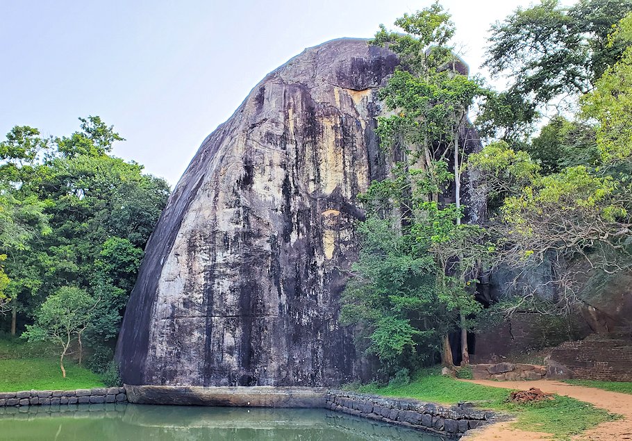 シギリヤロックへと進んて行く途中に見られる貯水池横にある巨大な岩