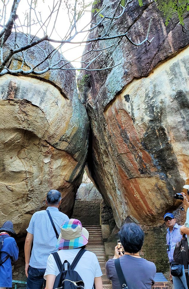 シギリヤロック手前から階段を登って行く所にある、大きな門のような巨岩-2