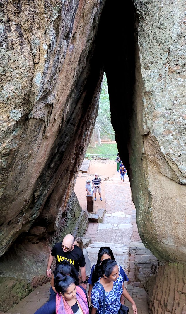 シギリヤロック手前から階段を登って行く所にある、大きな門のような巨岩の間を登る人達