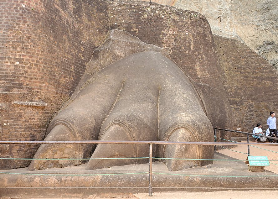 シギリヤロックの頂上の手前にある「ライオンの入口」にあるライオンの手の像