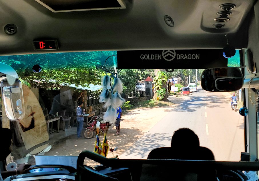 シギリヤロックからダンブッラ寺院まで移動するバス