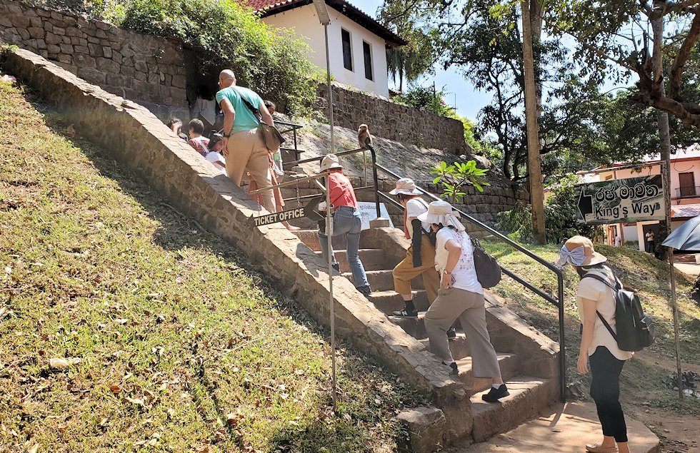 ダンブッラ寺院の駐車場から階段を登って行く-2