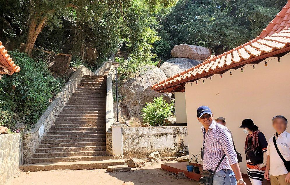 「ダンブッラ黄金(石窟)寺院」へと登る階段
