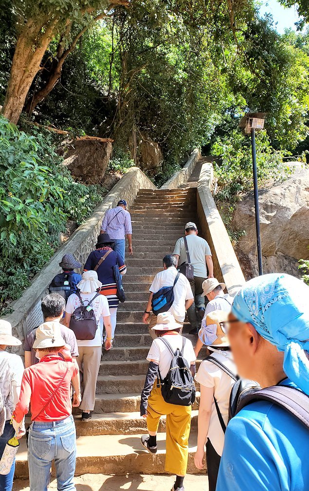ダンブッラ寺院の入口へと進む階段を登る