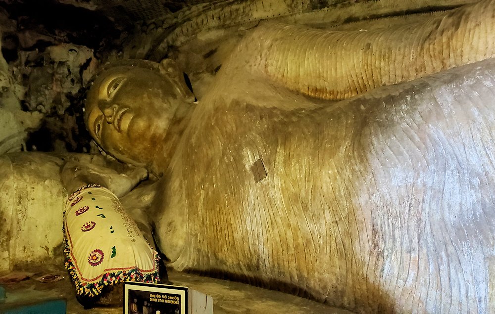 ダンブッラ寺院にある洞窟にある仏像