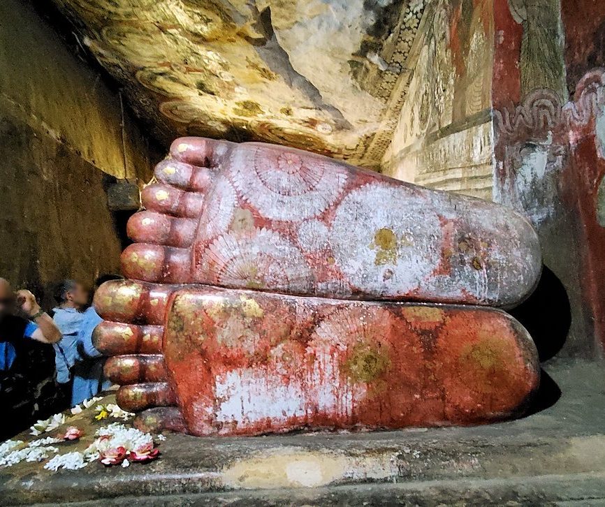 ダンブッラ寺院の洞窟内にある寝釈迦像の足の裏