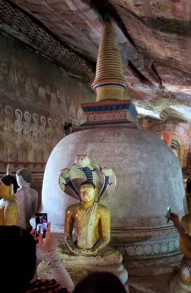 ダンブッラの石窟寺院内の第二洞窟に設置されている仏像-2