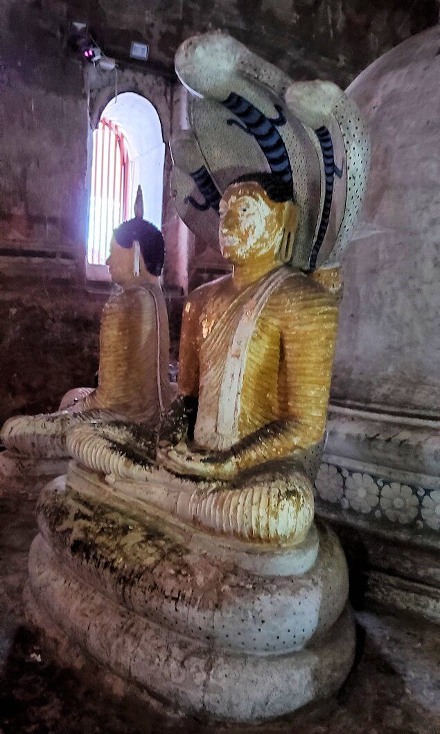 ダンブッラの石窟寺院内の第二洞窟に設置されている仏像のように見える蛇の神-2