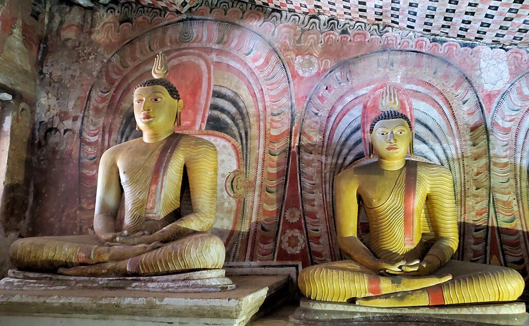 ダンブッラの石窟寺院内の第二洞窟に設置されている仏像