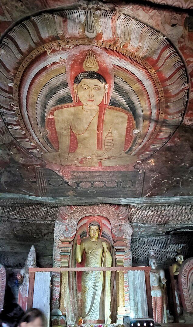 ダンブッラの石窟寺院内の第二洞窟の正面に見える仏像とフレスコ画