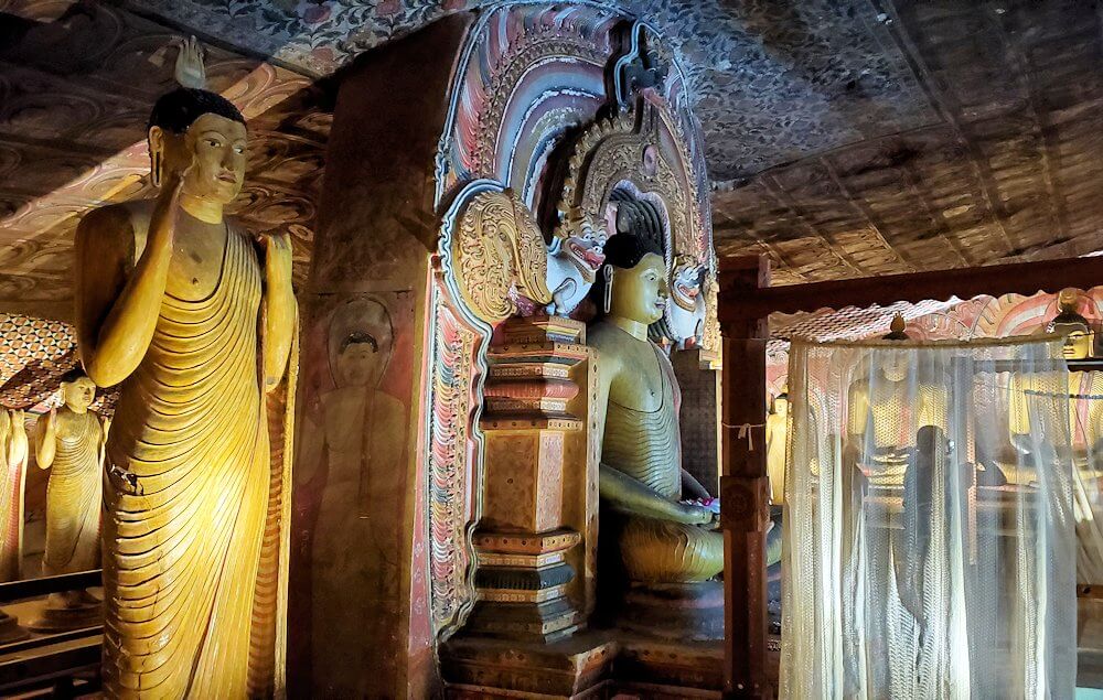 ダンブッラの石窟寺院内の第三洞窟内に安置されている仏像の数々-2