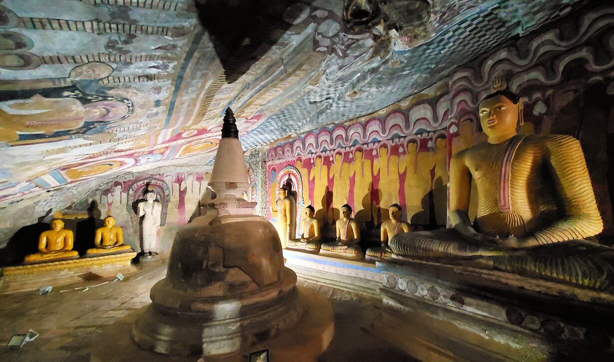 ダンブッラ寺院の第四洞窟寺院内にある仏像-3