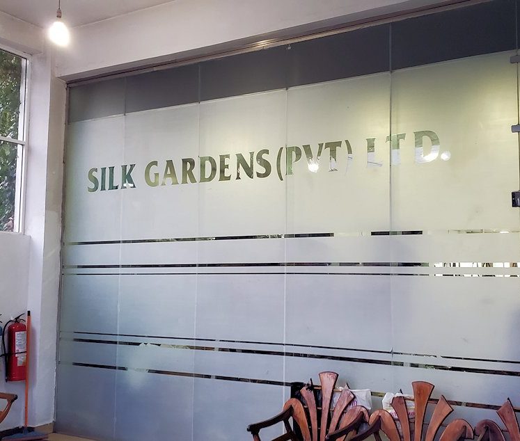 これから寄る「Silk Gardens PVT LTD.」という服のお土産屋さんの入口