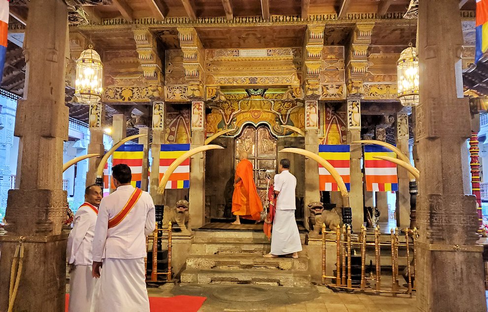 キャンディ仏歯寺の中の仏舎利が奉納されている部屋の前に立つ