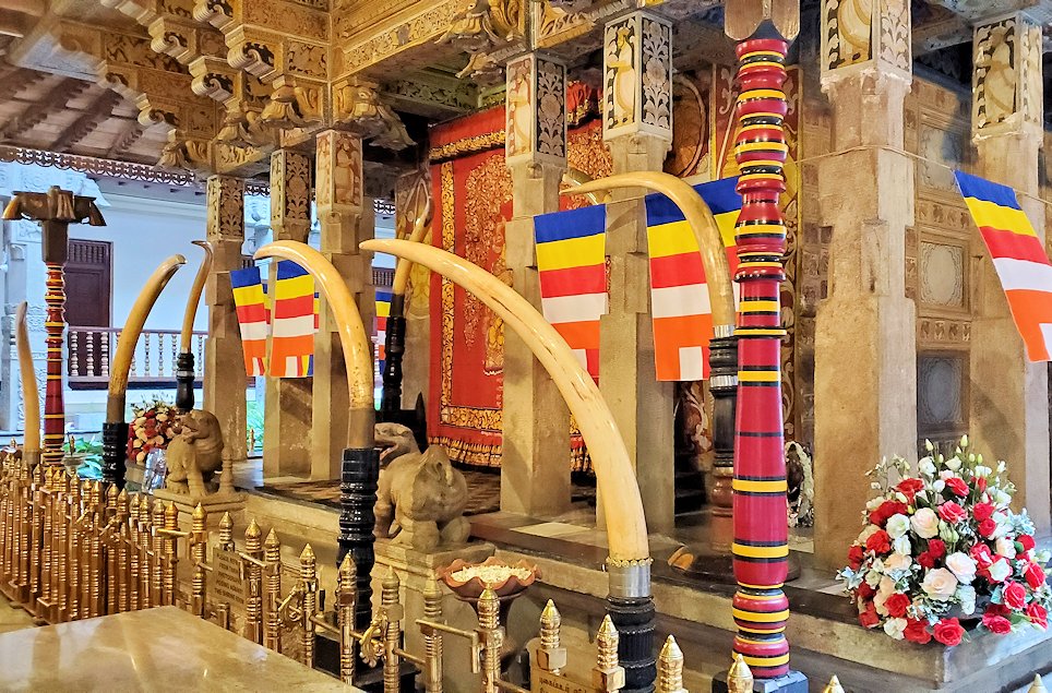 キャンディの仏歯寺の本堂前に飾られている象牙